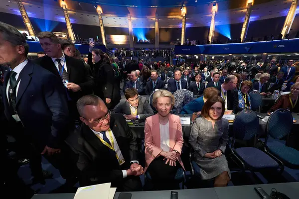 Bükreş, Romanya. 6. Mar, 2024: Nicolae Ciuca (L), Ulusal Liberal Parti başkanı, Ursula von der Leyen (C), Avrupa Komisyonu Başkanı ve Maia Sandu (R), Moldova Cumhurbaşkanı, 2024 EPP Kongresi genel kurul toplantısında 