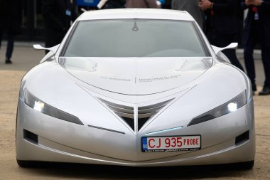Bükreş, Romanya. 6. Mar, 2024: AROBS Newcar4future ve Cluj-Napoca Teknik Üniversitesi (UTCN) tarafından üretilen elektrikli otomobil Bükreş 'teki 2024 EPP Cemaati' nde açıldı