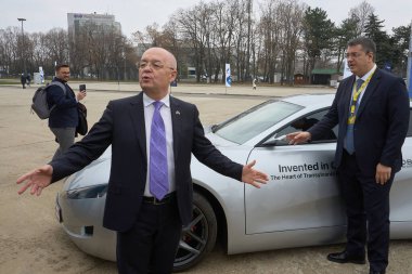 Bükreş, Romanya. 6. Mar, 2024: Cluj-Napoca Belediye Başkanı Emil Boc (L), 2024 EPP 'de Cluj-Napoca Teknik Üniversitesi ve AROBS Newcar4future tarafından üretilen elektrikli araba hakkında basına konuştu.