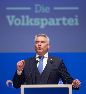 Bükreş, Romanya. 7. Mar, 2024: Avusturya Başbakanı Karl Nehammer, 7 Mart 'ta Bükreş' te düzenlenen 2024 EPP Kongresi 'nin ikinci genel kurul toplantısında bir konuşma yaptı..