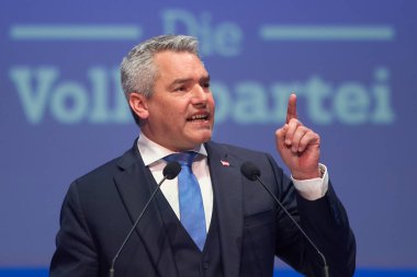 Bükreş, Romanya. 7. Mar, 2024: Avusturya Başbakanı Karl Nehammer, 7 Mart 'ta Bükreş' te düzenlenen 2024 EPP Kongresi 'nin ikinci genel kurul toplantısında bir konuşma yaptı..
