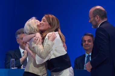 Bükreş, Romanya. 7. Mar, 2024: Avrupa Komisyonu Başkanı Ursula von der Leyen (L), 2024 EPP Kongresi sırasında Avrupa Parlamentosu Başkanı Roberta Metsola 'ya sarıldı