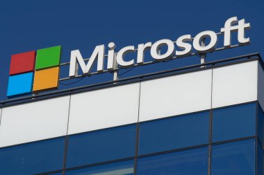 Bükreş, Romanya - 03 Mart 2024: Microsoft logosu Romanya 'nın Bükreş kentindeki genel merkezinin üzerinde görülüyor. Bu resim sadece editörler içindir..
