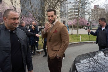 Bükreş, Romanya. 15. Mar, 2024: Tristan Tate (C) ve kardeşi Andrew Tate (resimde olmayan) Bükreş Mahkemesi 'ndeki duruşmaları sonrasında ayrıldılar.