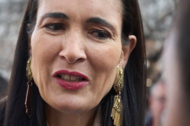 Bükreş, Romanya. 17. Mar, 2024: 1. Bölge Belediye Başkanı Clotilde Armand, Avrupa Parlamentosu 'nun Birleşik Haklar İttifakı seçimleri için düzenlenen imza toplama etkinliği sırasında bir gazeteciye konuştu