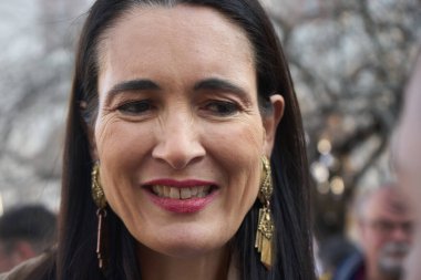 Bükreş, Romanya. 17. Mar, 2024: 1. Bölge Belediye Başkanı Clotilde Armand, Avrupa Parlamentosu 'nun Birleşik Haklar İttifakı seçimleri için düzenlenen imza toplama etkinliği sırasında bir gazeteciye konuştu