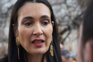 Bükreş, Romanya. 17. Mar, 2024: 1. Bölge Belediye Başkanı Clotilde Armand, Avrupa Parlamentosu 'nun Birleşik Haklar İttifakı seçimleri için düzenlenen imza toplama etkinliği sırasında bir gazeteciye konuştu