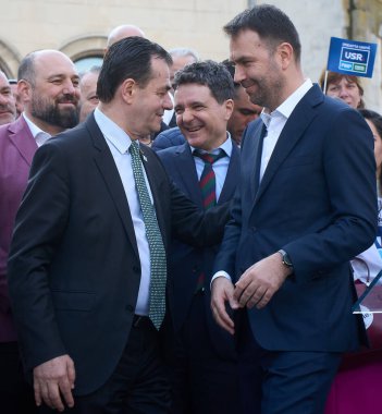 Bükreş, Romanya. 17. Mar, 2024: (L-R) Ludoviç Orban, Nicusor Dan, Bükreş Belediye Başkanı ve Katalin Drula, Avrupa Parlamentosu seçimleri için düzenlenen imza toplama etkinliğinde gülüyorlar.