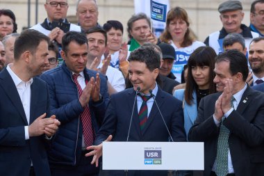 Bükreş, Romanya. 17. Mar, 2024: Katalin Drula (L), USR Başkanı ve Ludoviç Orban, Bükreş Belediye Başkanı Nicusor Dan (C) 'yi imza toplama etkinliği sırasında alkışladılar.