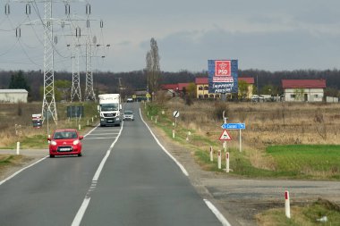 Ilfoveni, Romanya. 18. Mar, 2024: Sosyal Demokrat Parti 'nin (PSD) Dambovita şubesine reklam veren büyük bir seçim kampanyası ilanı Targoviste yolu yakınlarındaki bir alanda sergileniyor.
