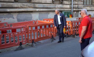 Bükreş, Romanya. 29. Mar, 2024: Sosyal Demokrat Parti (PSD) ve Ulusal Liberal Parti 'nin (PNL) Bükreş belediye başkanlığı ortak adayı Catalin Cirstoiu (L), ev hizmetleri ve altyapı tesisleri için bir onarım sahasına bakıyor