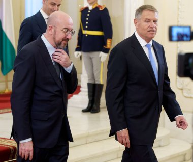 Bükreş, Romanya. 3 Nisan 2024: Avrupa Konseyi Başkanı Charles Michel (L) ve Romanya Cumhurbaşkanı Klaus Iohannis (R), Avrupa Konseyi liderlerinin gelecekteki S 'nin hazırlanmasıyla ilgili çalışma toplantısına katıldılar.