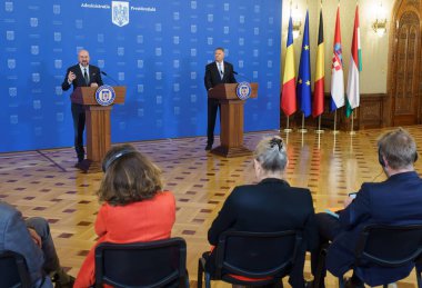 Bükreş, Romanya. 3 Nisan 2024: Avrupa Konseyi Başkanı Charles Michel (L), Avrupa Konseyi liderlerinin çalışma toplantısı öncesinde Romanya Cumhurbaşkanı Klaus Iohannis (R) ile yaptığı ortak açıklamalarda konuştu.