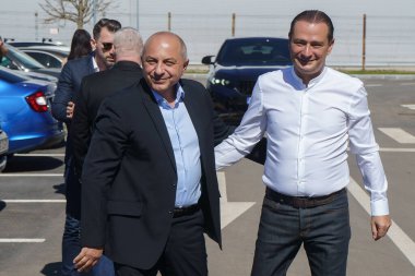 Bükreş, Romanya. 3 Nisan 2024: Sosyal Demokrat Parti (PSD) ve Ulusal Liberal Parti (PNL) genel başkanı Catalin Cirstoiu (L), Sektör 4 belediye başkanı Daniel Baluta (R) tarafından karşılandı.