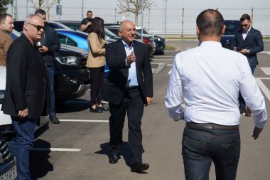 Bükreş, Romanya. 3 Nisan 2024: Sosyal Demokrat Parti (PSD) ve Ulusal Liberal Parti 'nin (PNL) Bükreş belediye başkanlığı ortak adayı Catalin Cirstoiu, belediye başkanının ofisinin başlattığı projeyle ilgili basın toplantısına geldi.