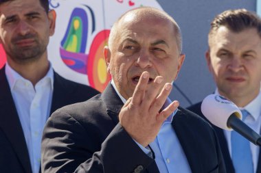 Bükreş, Romanya. 3 Nisan 2024: Sosyal Demokrat Parti (PSD) ve Ulusal Liberal Parti 'nin (PNL) Bükreş belediye başkanlığı ortak adayı Catalin Cirstoiu, belediye başkanının başlattığı proje hakkında düzenlediği basın toplantısında konuştu.
