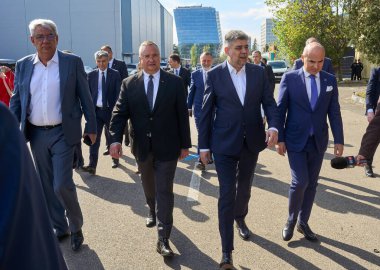 Bükreş, Romanya. 5 Nisan 2024: (L-R) Mihai Tudose, PSD MEP, Nicolae Ciuca, PNL başkanı, Marcel Ciolacu, PSD başkanı ve Rares Bogdan, PNL MEP, OBİ için PSD PNL İttifakı aday listesini sunmak üzere Merkez Seçim Bürosuna geldi