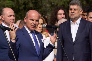 Bükreş, Romanya. 5 Nisan 2024: Rares Bogdan, PNL MEP, PSD PNL İttifakı aday listesinin Merkez Seçim Bürosu 'nda sunulması sonrasında düzenlediği basın toplantısında konuşma yaptı..