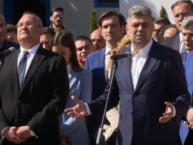 Bükreş, Romanya. 5 Nisan 2024: Nicolae Ciuca (L), PNL başkanı ve Marcel Ciolacu (R), PSD genel başkanı, PSD PNL İttifakı aday listesinin Merkez Seçim Bürosu 'nda sunulmasının ardından basın toplantısı düzenledi.