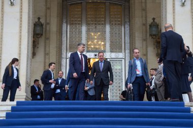 Bükreş, Romanya. 6 Nisan 2024: Marcel Ciolacu (C-L), Romanya Başbakanı ve PSD başkanı ve Stefan Lofven (C-R), PES konferansından sonra ayrıldılar