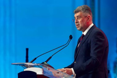 Bükreş, Romanya. 6 Nisan 2024: Romanya Başbakanı ve PSD başkanı Marcel Ciolacu, PES konferansında yaptığı konuşmada, 