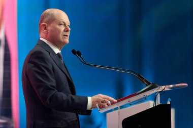 Bükreş, Romanya. 6 Nisan 2024: Almanya Şansölyesi Olaf Scholz, PES konferansında yaptığı konuşmada, 