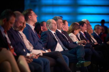 Bükreş, Romanya. 6 Nisan 2024: Almanya Şansölyesi Olaf Scholz (C), PES konferansında yaptığı konuşmada şunları söyledi: 