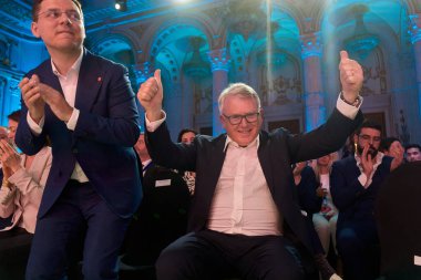 Bükreş, Romanya. 6 Nisan 2024: PES AB seçimlerinin baş adayı Nicolas Schmit (R), PES konferansı sonunda Romanya milletvekili Victor Negrescu 'nun (L) yanında kutlama yaptı