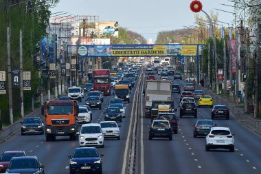 Otopeni, Romanya. 8 Nisan 2024, National Road no. 'da trafik yoğun. 1 tanesi Otopeni, Ploiesti 'den geliyor..