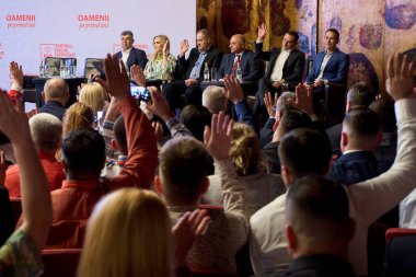 Bükreş, Romanya. 9 Nisan 2024: (L-R) Marcel Ciolacu, PSD başkanı, Gabriela Firea, Marian Neacsu, Catalin Cirstoiu, PSD-PNL ortak Bükreş belediye başkanı adayı Daniel Baluta ve Robert Negoita