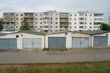 Sighisoara, Romanya - 09 Ekim 2023: Sighisoara kentindeki Baragan mahallesindeki eski apartman blokları.