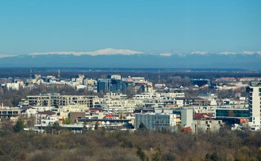 Bükreş, Romanya - 26 Mart 2024: Bükreş 'in kuzeyindeki yüksek bir binanın yüksekliğinden görüldüğü üzere Leaota ve Bucegi Dağları.