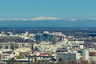 Bükreş, Romanya - 26 Mart 2024: Bükreş 'in kuzeyindeki yüksek bir binanın yüksekliğinden görüldüğü üzere Leaota ve Bucegi Dağları.