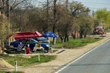 Ilfoveni, Romanya. 18 Mart 2024: Taze organik sebze ürünlerini Dambovita İlçesi, Ilfoveni köyündeki evlerinin önünde satan tarım ürünleri üreticileri
