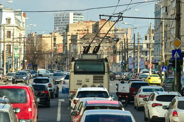 Bükreş, Romanya. 18 Mart 2024: Bükreş 'te Calea Grivitei' de araba trafiği.