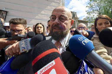 Bükreş, Romanya. 19 Nisan 2024: Sektör 5 'in görevdeki belediye başkanı Cristian Popescu Piedone Bükreş Seçim Bürosu' nda gazetecilere hitaben yaptığı konuşmada, Bükreş belediye başkanlığına adaylığını koydu..