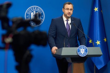Bükreş, Romanya. 23 Nisan 2024: Romanya Hükümeti sözcüsü Mihai Constantin, hükümet toplantısı sonrasında basın toplantısında konuştu.