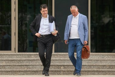 Bükreş, Romanya. 8 Mayıs 2024: Bükreş Belediye Başkanı Nicusor Dan (C) Bükreş Mahkemesi 'nden ayrılıyor.