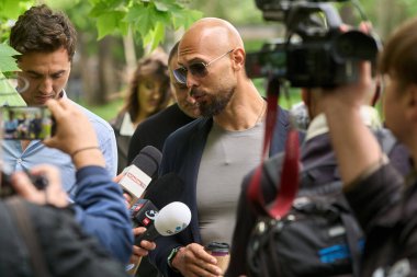 Bükreş, Romanya. 8 Mayıs 2024: Andrew Tate (C) ve kardeşi Tristan Tate Bükreş Mahkemesi 'nden ayrıldılar..