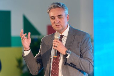 Bükreş, Romanya. 8 Mayıs 2024: Romanya Enerji Düzenleme Dairesi (ANRE) başkanı George Niculescu, 