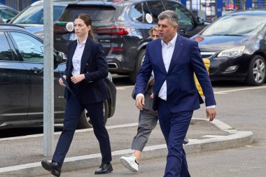 Bükreş, Romanya. 14 Mayıs 2024: Romanya Başbakanı Marcel Ciolacu (R), Bükreş 'teki 4. Sektör Belediye Binası tarafından inşa edilen yeni Diş Hastahanesi' nin açılış ziyareti için geldi..