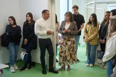 Bükreş, Romanya. 14 Mayıs 2024: Daniel Baluta (C-L), Sektör 4 belediye başkanı, ve Dr. Ecaterina Ionescu (C-R), Üniversite Profesörü, Ortodonti ve Diş Hekimliği Bölümü Disiplin Başkanı 