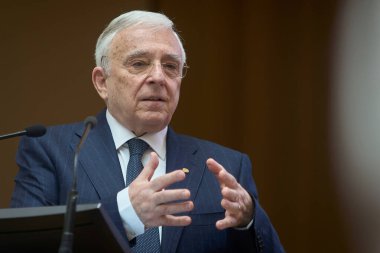 Bükreş, Romanya. 15 Mayıs 2024: Romanya Ulusal Bankası (BNR) Müdürü Mugur Isarescu, Bükreş 'teki BNR genel merkezinde üç aylık enflasyon raporunu sundu..