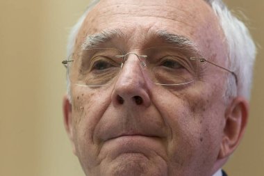 Bükreş, Romanya. 15 Mayıs 2024: Romanya Ulusal Bankası (BNR) Müdürü Mugur Isarescu, Bükreş 'teki BNR genel merkezinde üç aylık enflasyon raporunu sundu..