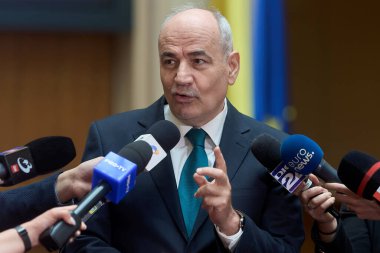 Bükreş, Romanya. 15 Mayıs 2024: Bükreş Ekonomi Araştırmaları Üniversitesi Davranış Finans ve Yatırım Yönetimi Profesörü Adrian Mitroi, Romanya Merkez Bankası (BNR) Müdürünün sunumu sonrasında basın mensuplarına konuştu.