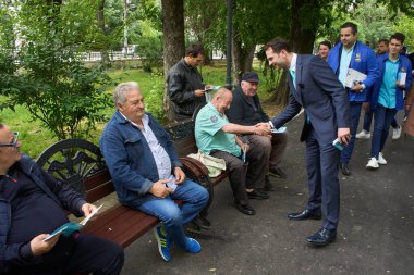 Bükreş, Romanya. 20 Mayıs 2024: Enerji Bakanı ve Ulusal Liberal Parti 'nin Bükreş Belediye Başkanlığı adayı Sebastian Burduja, Cismigiu Park' taki bir kampanya yürüyüşünde destekçilerini karşıladı.