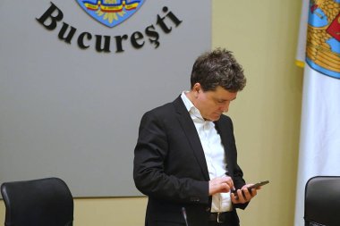 Bükreş, Romanya. 20 Mayıs 2024: Bükreş Belediye Başkanı Nicusor Dan Bükreş Belediyesi genel merkezinde düzenlenen toplantıya başkanlık etti..