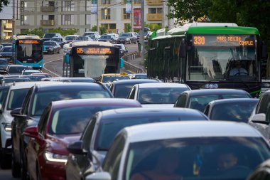 Bükreş, Romanya - 24 Mayıs 2024: Bükreş 'teki bir bulvarda trafik sıkışıklığında arabalar.