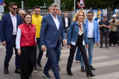 Bükreş, Romanya. 27 Mayıs 2024: Marcel Ciolacu (C-L), Romanya Başbakanı ve Sosyal Demokrat Parti (PSD) genel başkanı ve PSD 'nin Bükreş belediye başkanlığı adayı Senatör Gabriela Firea (C-R), Bükreş' te seçim kampanyasına başladılar 