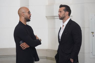Bükreş, Romanya. 30 Mayıs 2024: Andrew Tate (L) ve kardeşi Tristan Tate (R) Bükreş Temyiz Mahkemesi 'ne girmek için bekliyorlar.